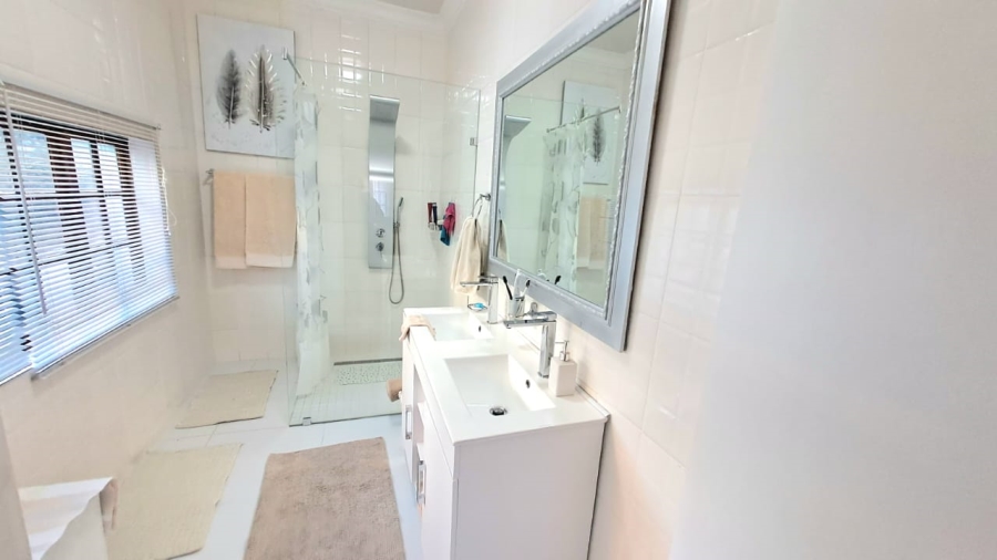 4 Bedroom Property for Sale in Three Rivers Proper Gauteng