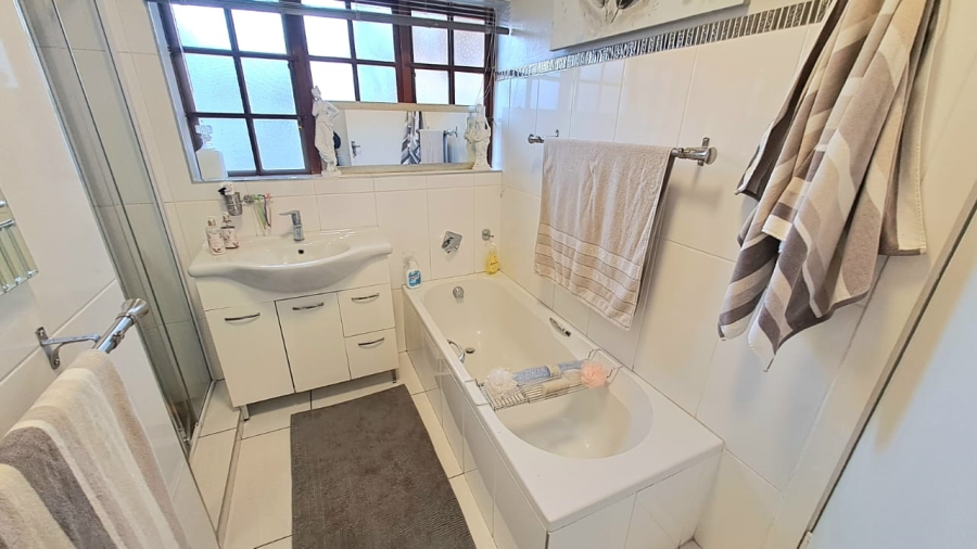 4 Bedroom Property for Sale in Three Rivers Proper Gauteng