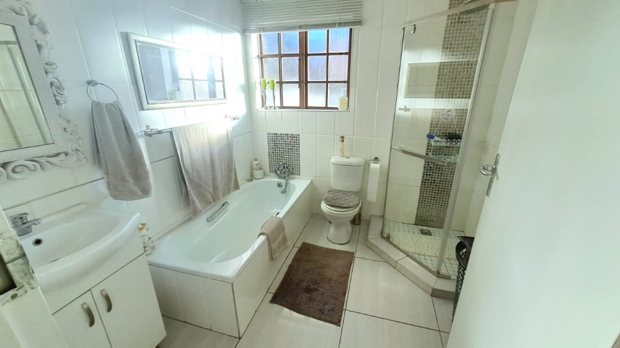 4 Bedroom Property for Sale in Three Rivers Proper Gauteng