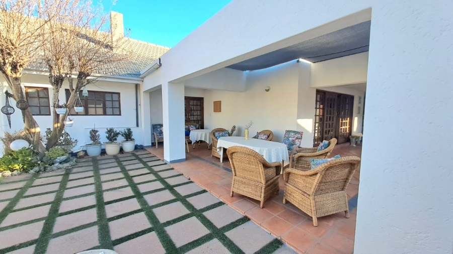 4 Bedroom Property for Sale in Three Rivers Proper Gauteng