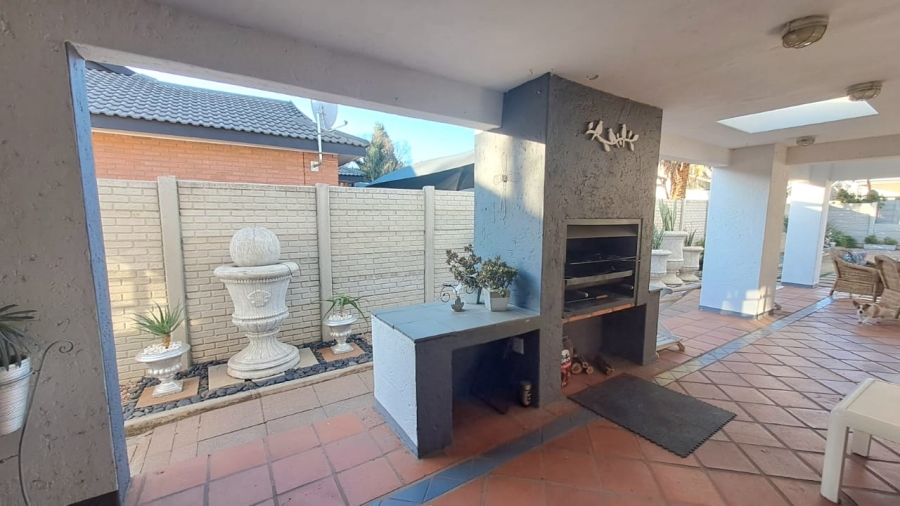 4 Bedroom Property for Sale in Three Rivers Proper Gauteng