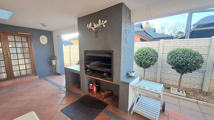 4 Bedroom Property for Sale in Three Rivers Proper Gauteng