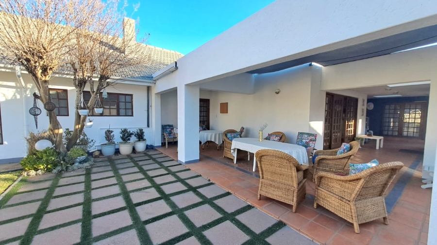 4 Bedroom Property for Sale in Three Rivers Proper Gauteng