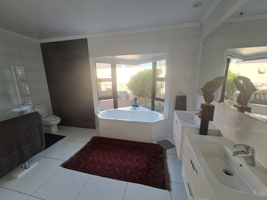 4 Bedroom Property for Sale in Three Rivers Proper Gauteng