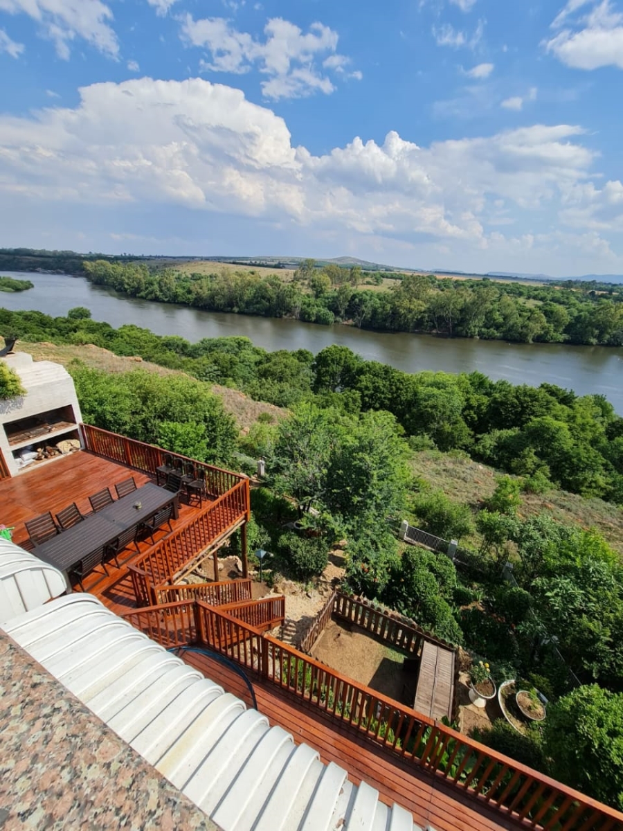 6 Bedroom Property for Sale in Vaaloewer Gauteng