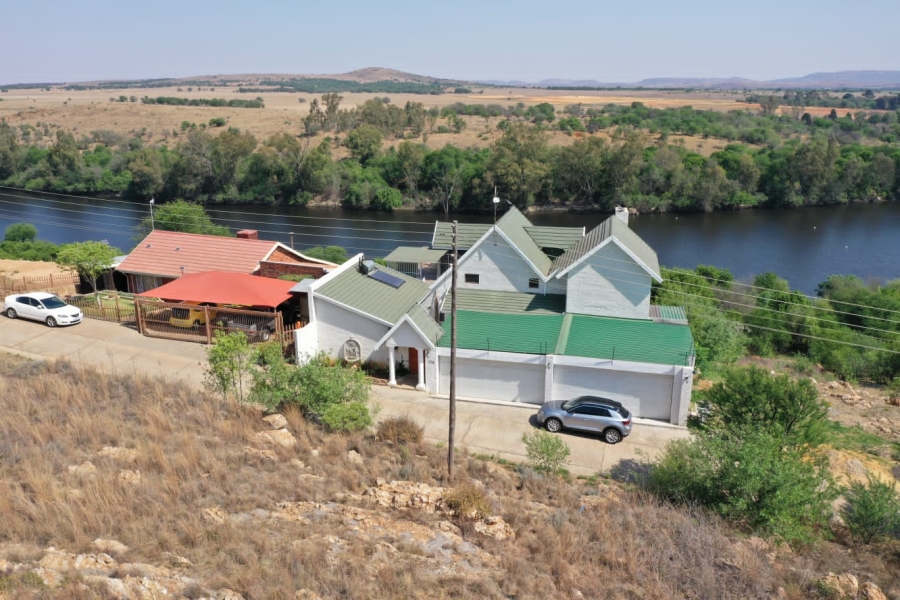 6 Bedroom Property for Sale in Vaaloewer Gauteng