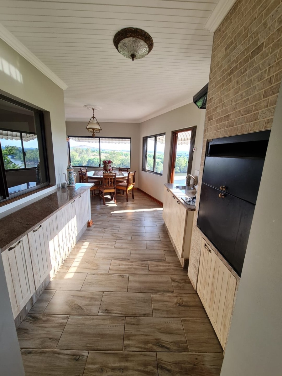 6 Bedroom Property for Sale in Vaaloewer Gauteng