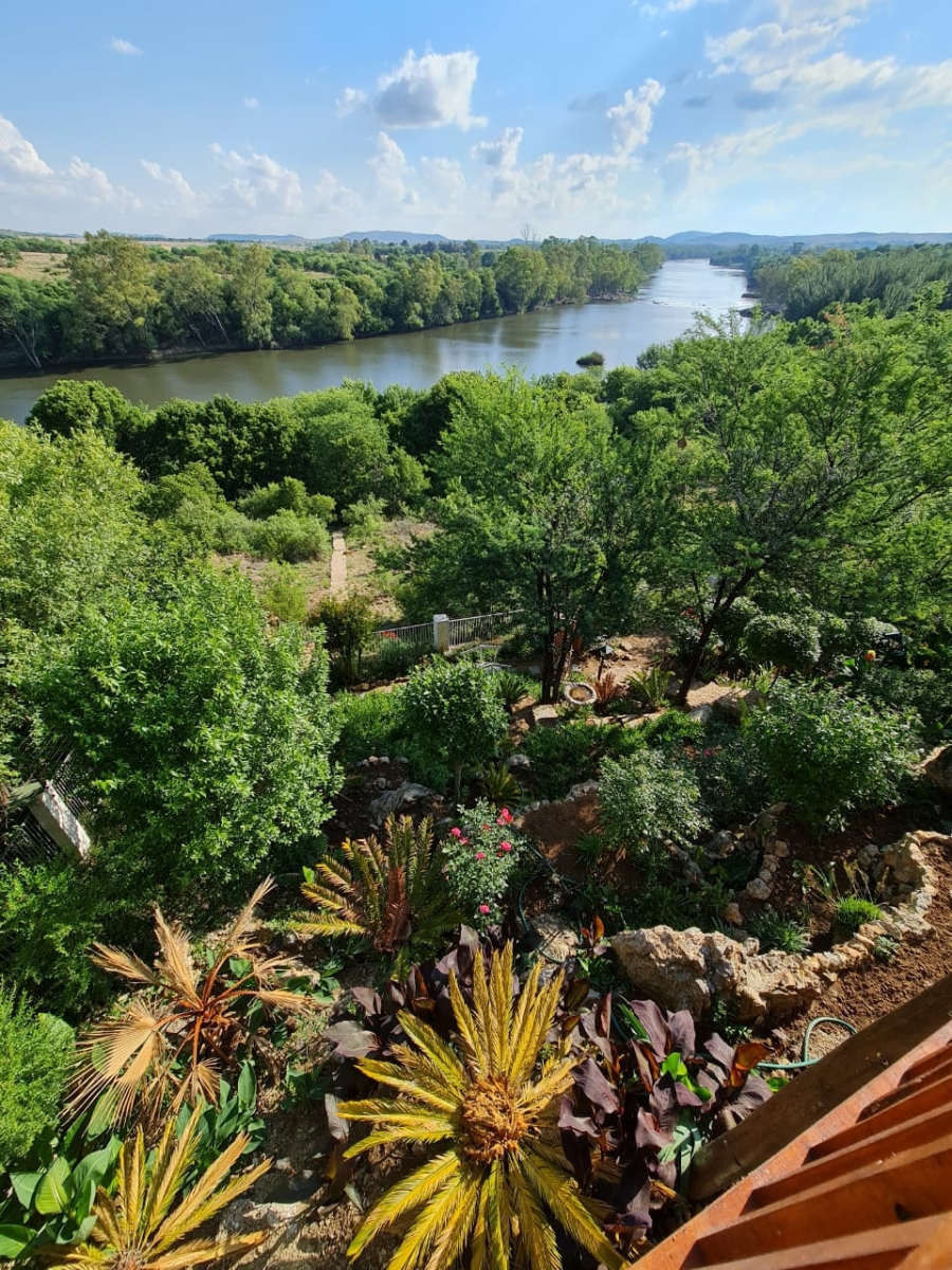 6 Bedroom Property for Sale in Vaaloewer Gauteng