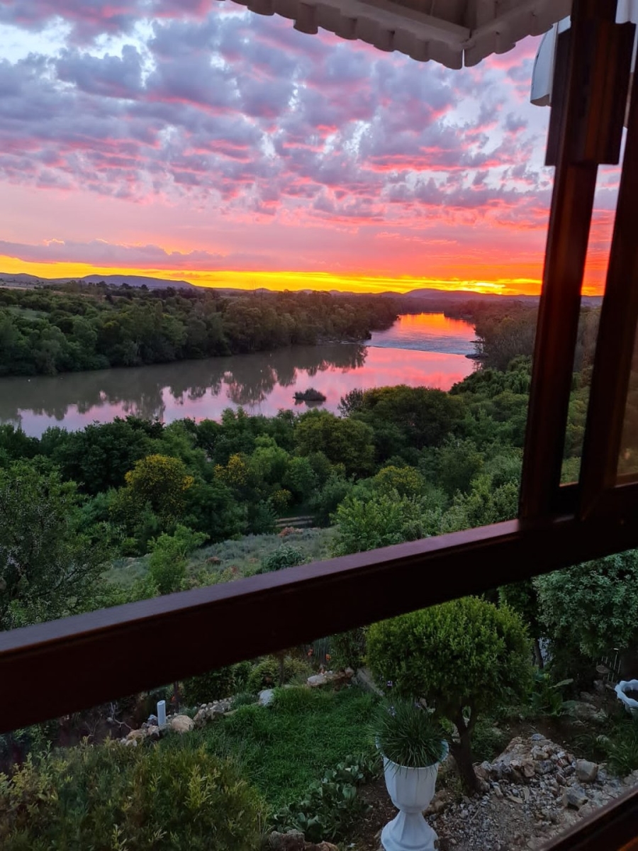 6 Bedroom Property for Sale in Vaaloewer Gauteng