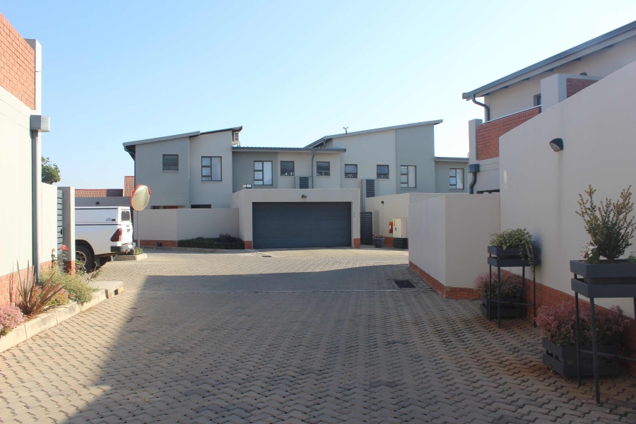 2 Bedroom Property for Sale in Glen Marais Gauteng