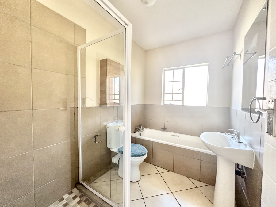 2 Bedroom Property for Sale in Monavoni Gauteng