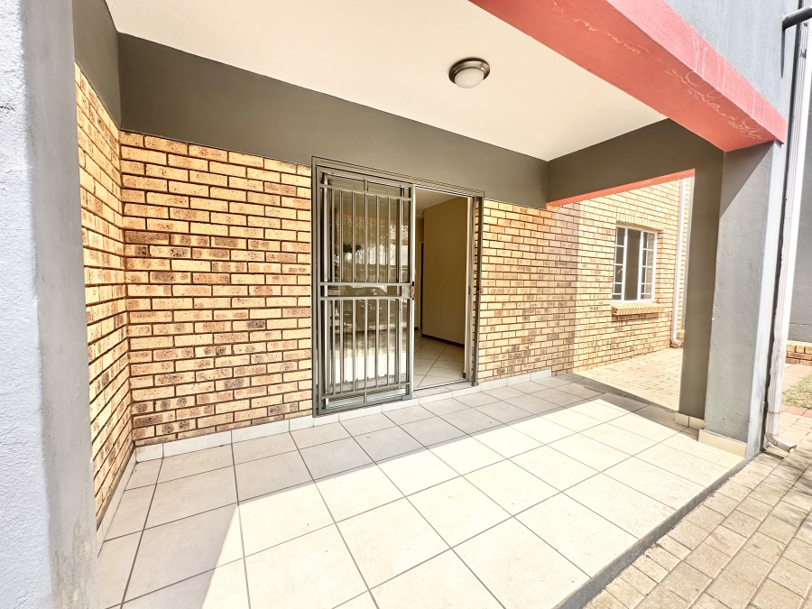 2 Bedroom Property for Sale in Monavoni Gauteng