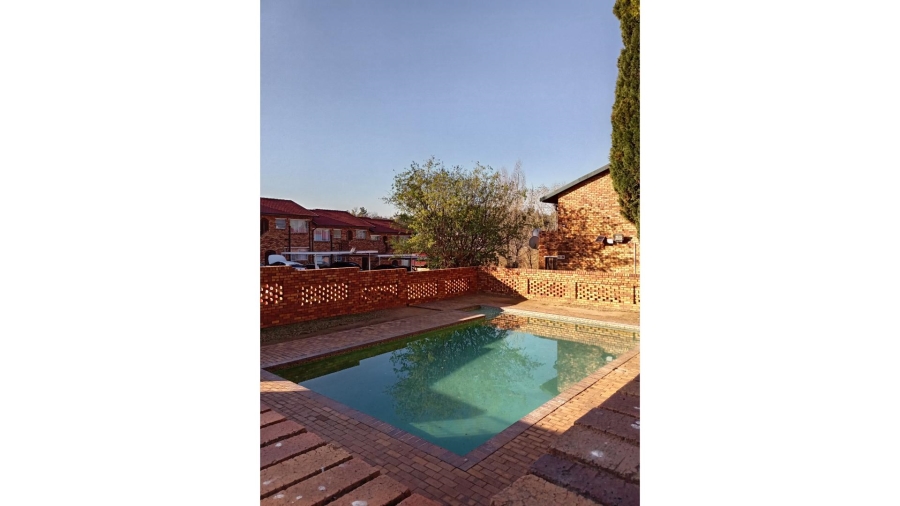 2 Bedroom Property for Sale in Buccleuch Gauteng