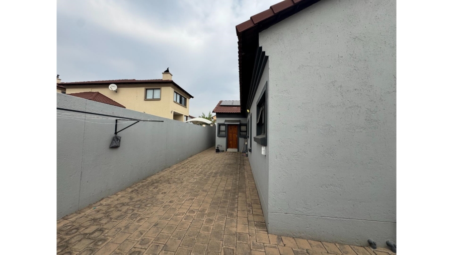 3 Bedroom Property for Sale in Thatchfield Hills Gauteng