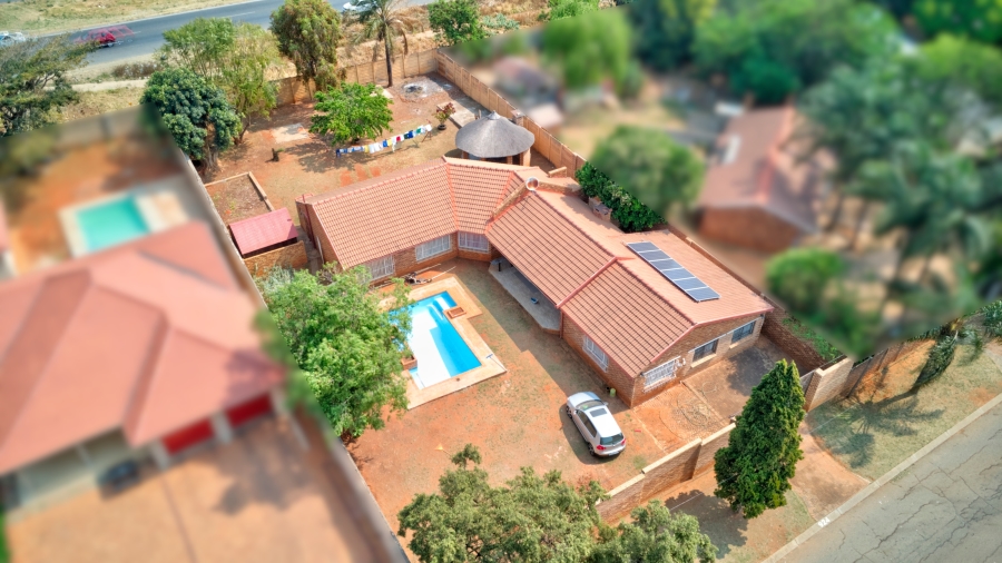 6 Bedroom Property for Sale in Strubensvallei Gauteng