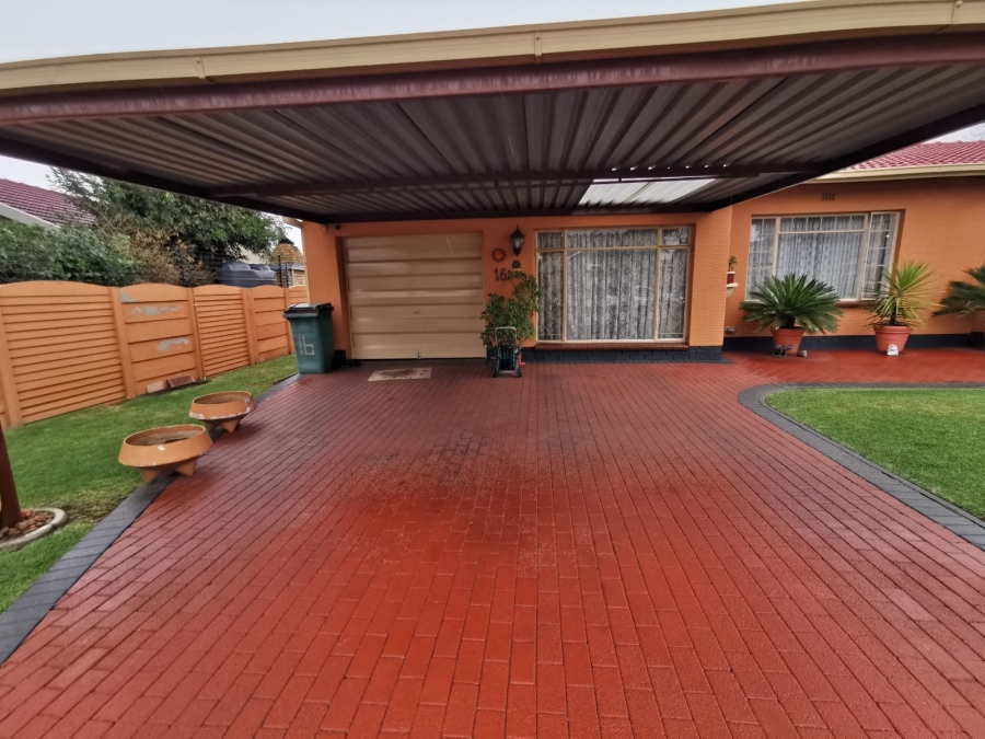 4 Bedroom Property for Sale in Verwoerdpark Gauteng