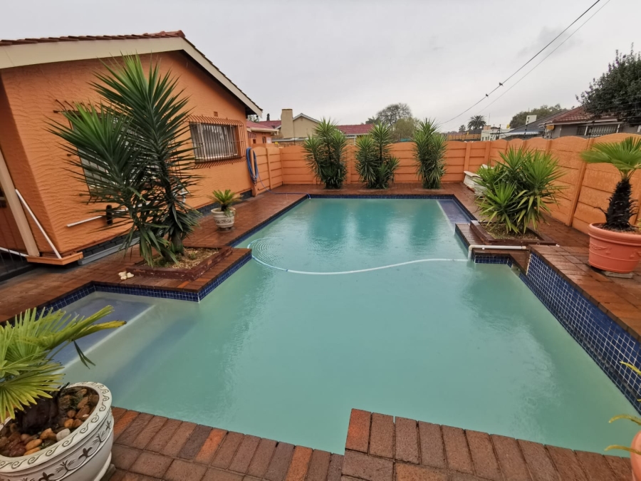4 Bedroom Property for Sale in Verwoerdpark Gauteng