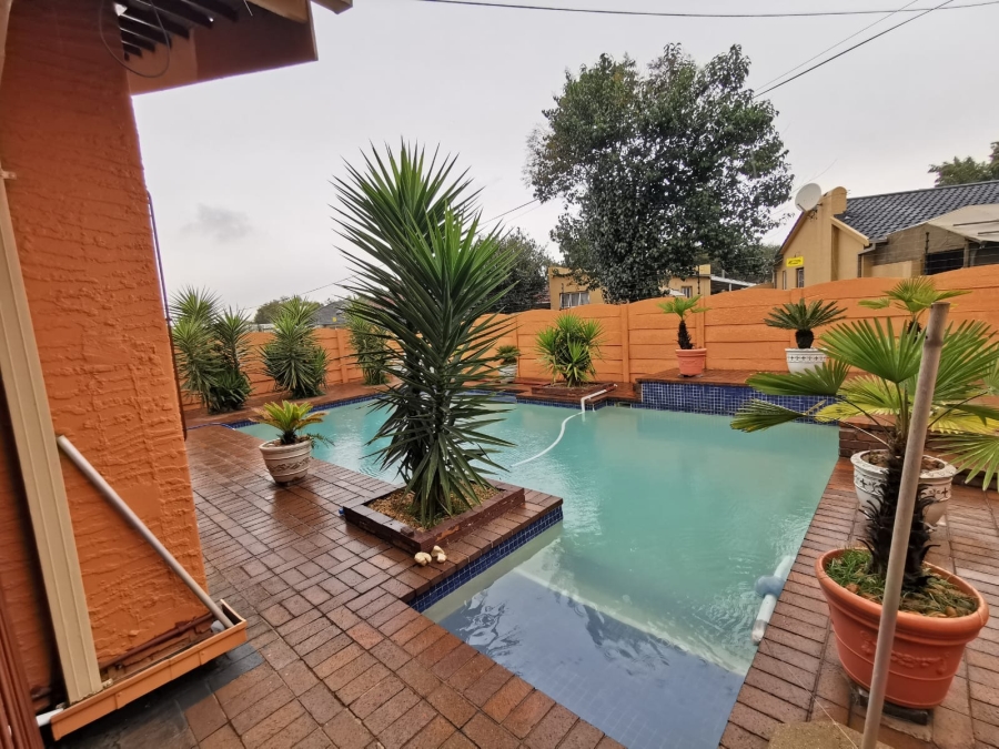 4 Bedroom Property for Sale in Verwoerdpark Gauteng