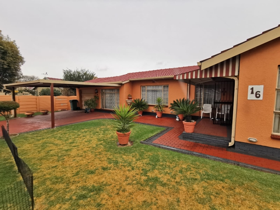 4 Bedroom Property for Sale in Verwoerdpark Gauteng