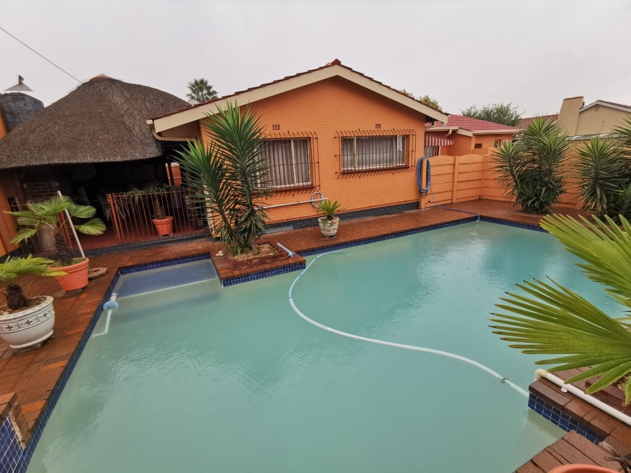 4 Bedroom Property for Sale in Verwoerdpark Gauteng