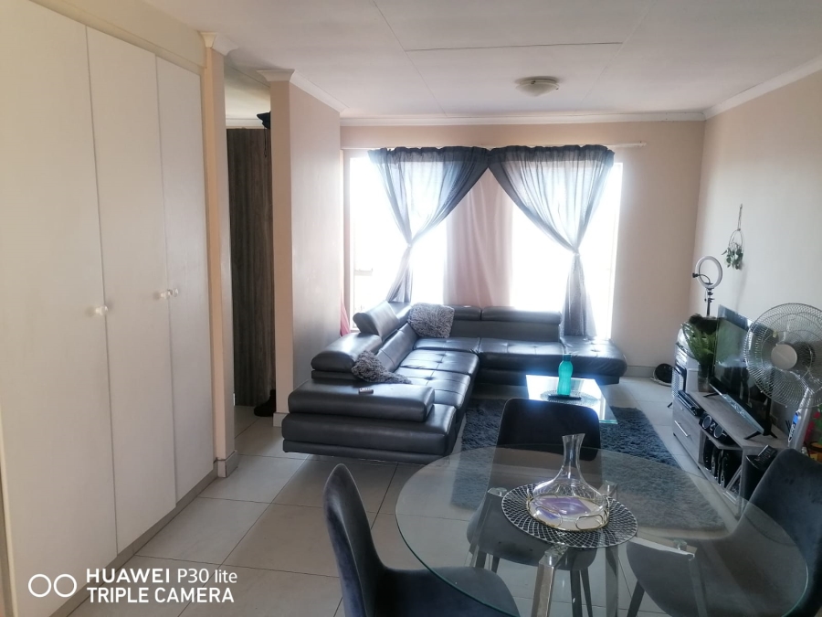 To Let 1 Bedroom Property for Rent in Silver Lakes Gauteng