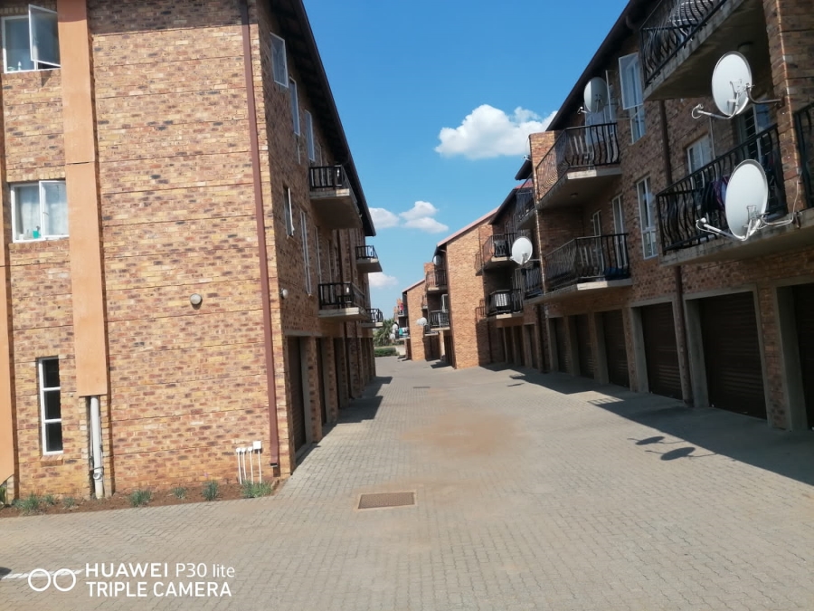 To Let 1 Bedroom Property for Rent in Silver Lakes Gauteng