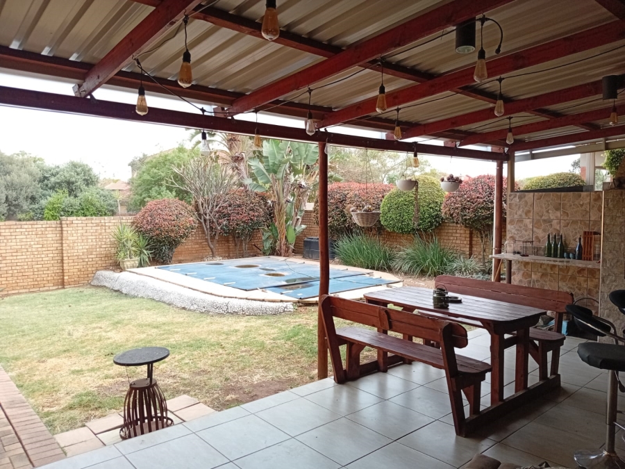 3 Bedroom Property for Sale in Rooihuiskraal North Gauteng