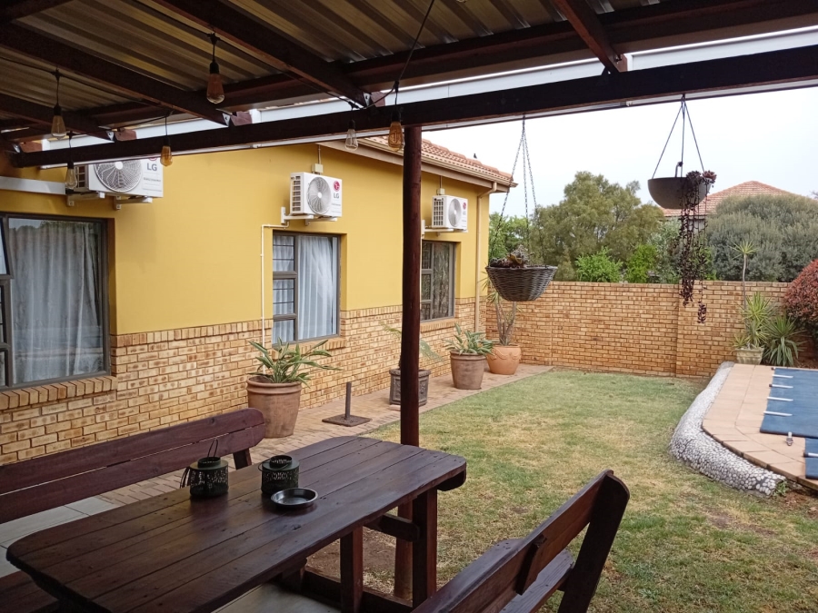 3 Bedroom Property for Sale in Rooihuiskraal North Gauteng