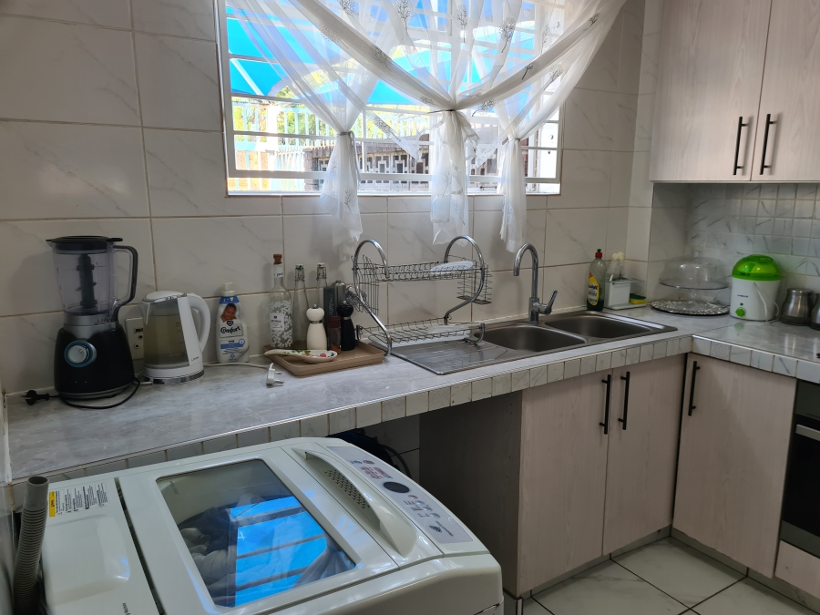 To Let 2 Bedroom Property for Rent in Windsor East Gauteng
