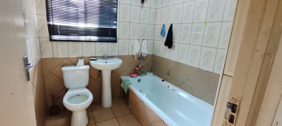 2 Bedroom Property for Sale in Greenhills Gauteng