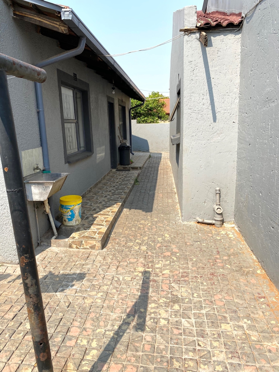 5 Bedroom Property for Sale in Spruit View Gauteng