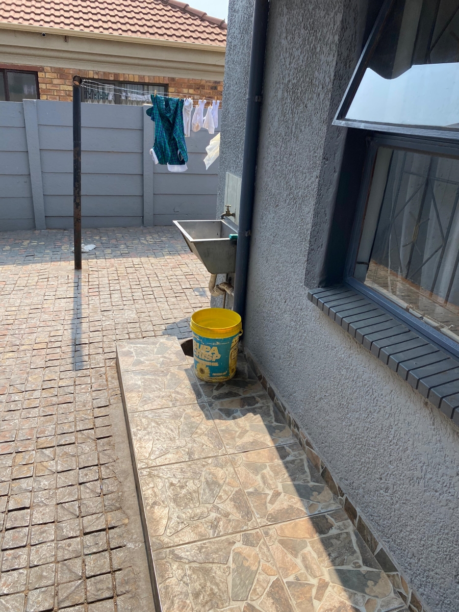 5 Bedroom Property for Sale in Spruit View Gauteng