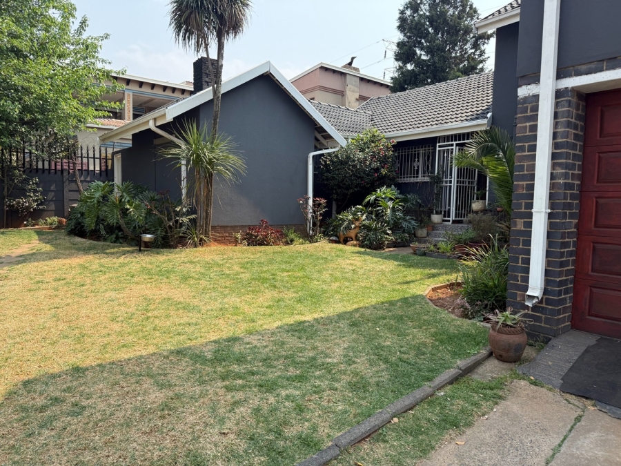 4 Bedroom Property for Sale in Mondeor Gauteng