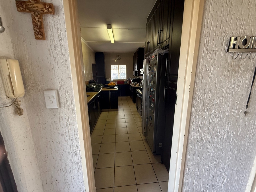 4 Bedroom Property for Sale in Mondeor Gauteng