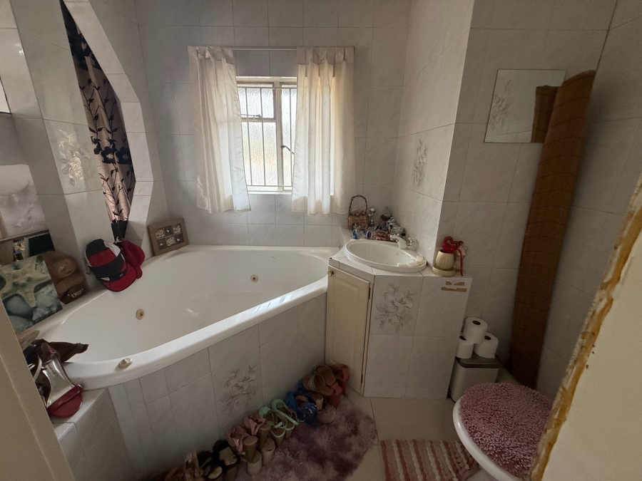 4 Bedroom Property for Sale in Mondeor Gauteng
