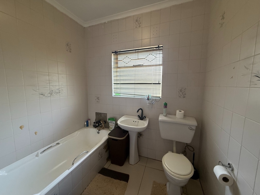 4 Bedroom Property for Sale in Mondeor Gauteng