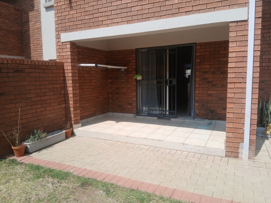 2 Bedroom Property for Sale in Monavoni Gauteng