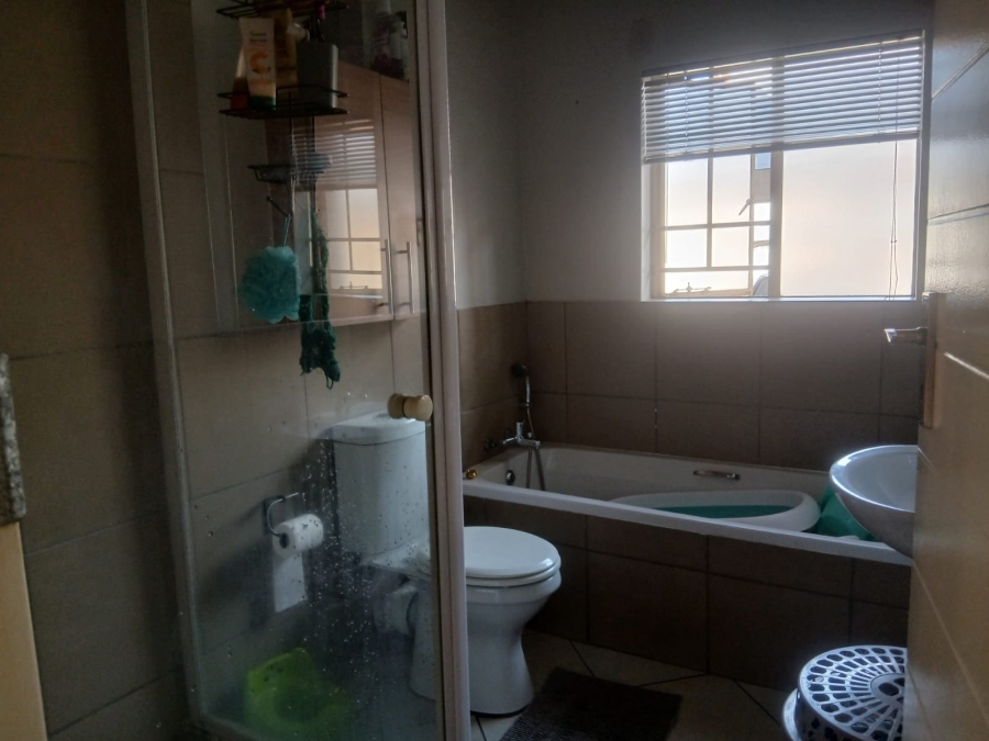 2 Bedroom Property for Sale in Monavoni Gauteng