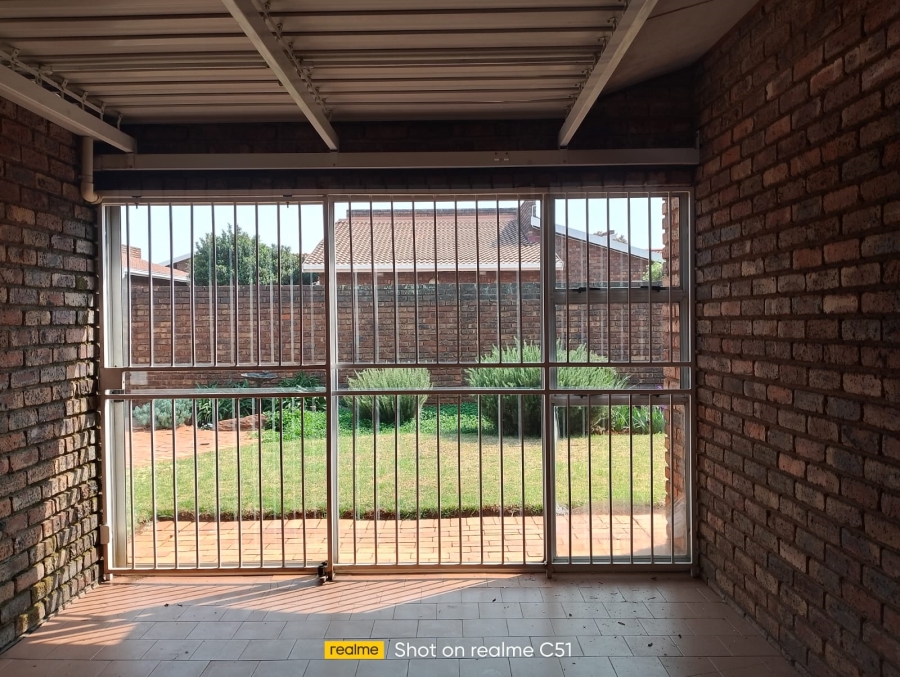 3 Bedroom Property for Sale in Larrendale Gauteng