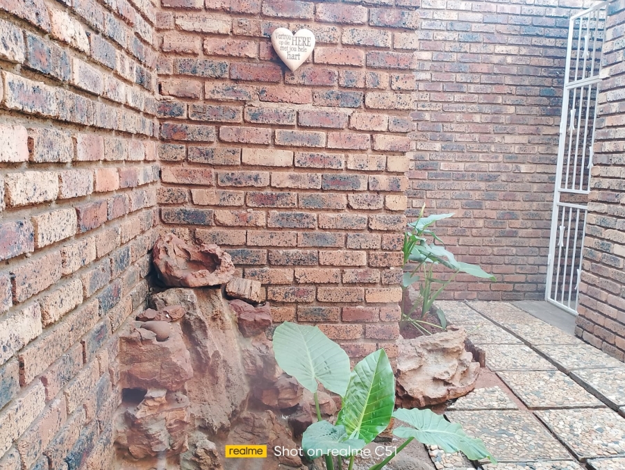 3 Bedroom Property for Sale in Larrendale Gauteng
