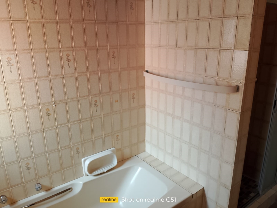 3 Bedroom Property for Sale in Larrendale Gauteng