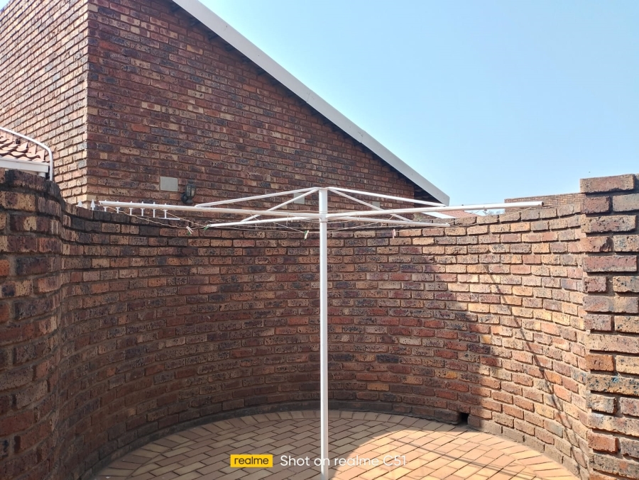 3 Bedroom Property for Sale in Larrendale Gauteng