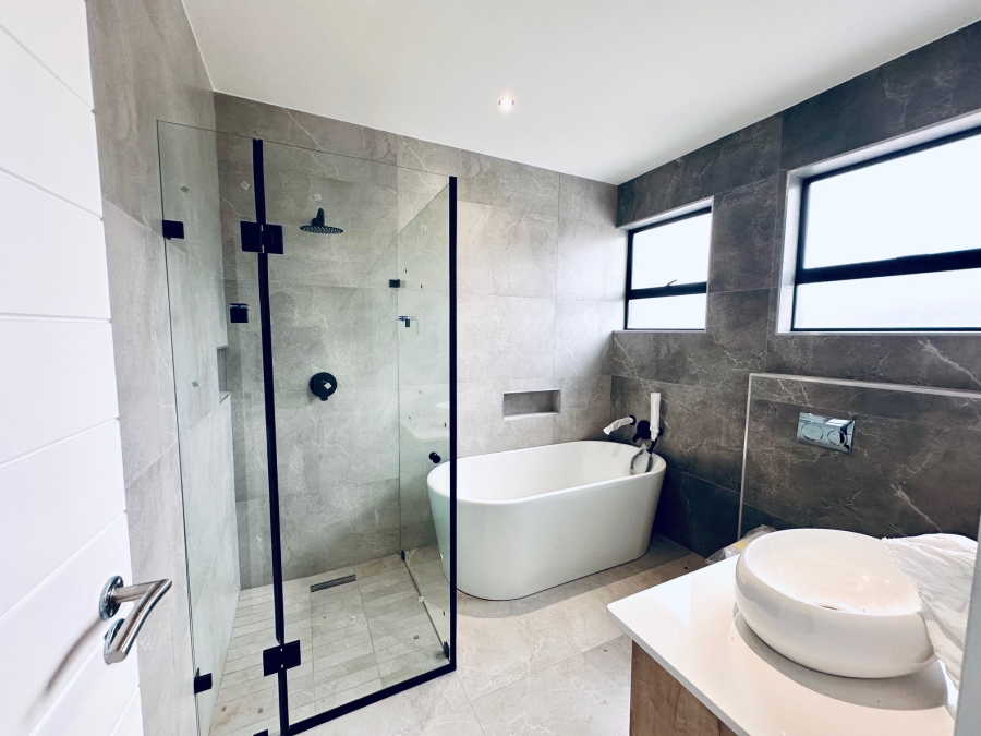 5 Bedroom Property for Sale in Midstream Heights Gauteng