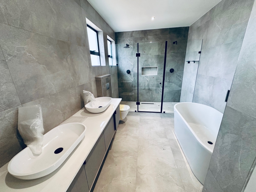 5 Bedroom Property for Sale in Midstream Heights Gauteng