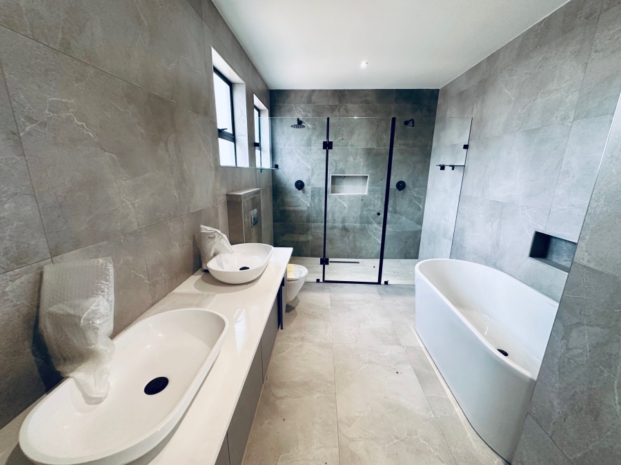 5 Bedroom Property for Sale in Midstream Heights Gauteng
