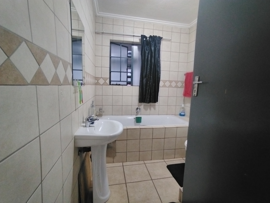 2 Bedroom Property for Sale in Noordwyk Gauteng