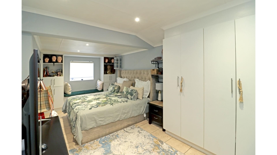 5 Bedroom Property for Sale in Vorna Valley Gauteng