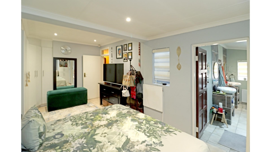 5 Bedroom Property for Sale in Vorna Valley Gauteng