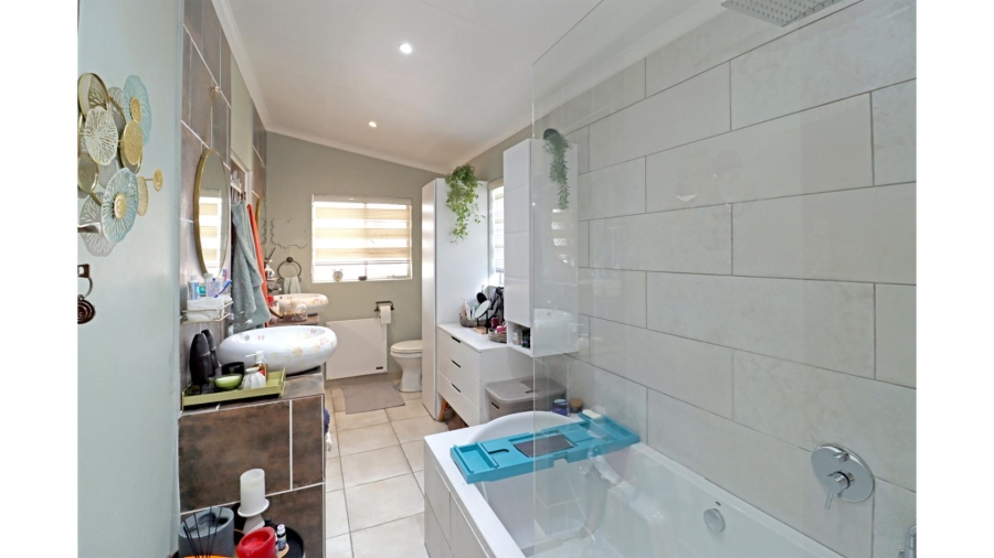 5 Bedroom Property for Sale in Vorna Valley Gauteng