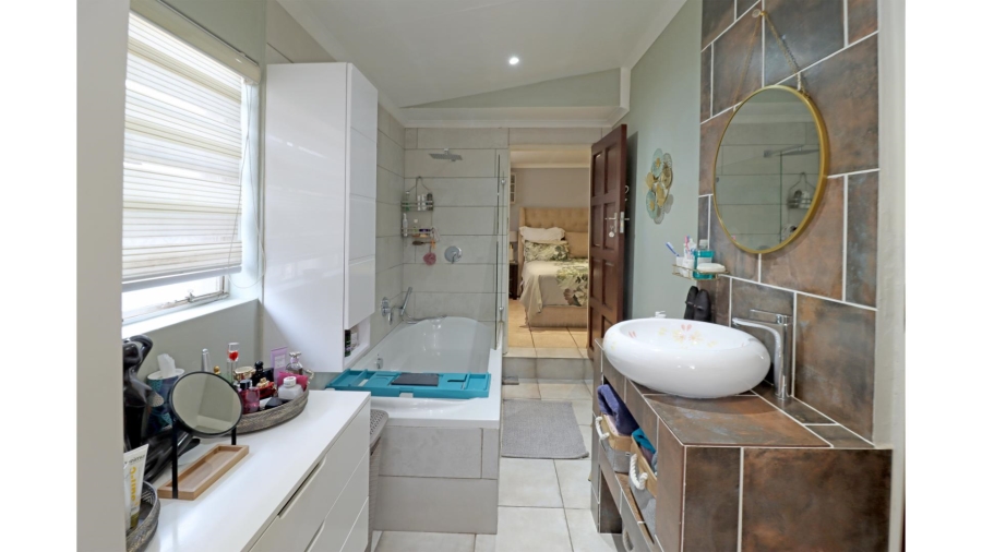 5 Bedroom Property for Sale in Vorna Valley Gauteng